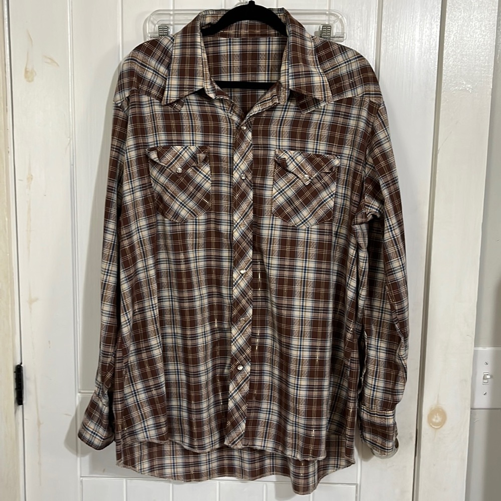 Men’s Vintage no brand brown plaid long sleeve pearl snap button down shirt.